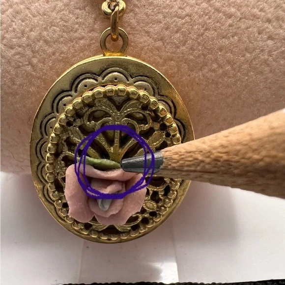 Vintage 1928 Pink Rose Locket on a gold tone chain - Picture 12 of 12